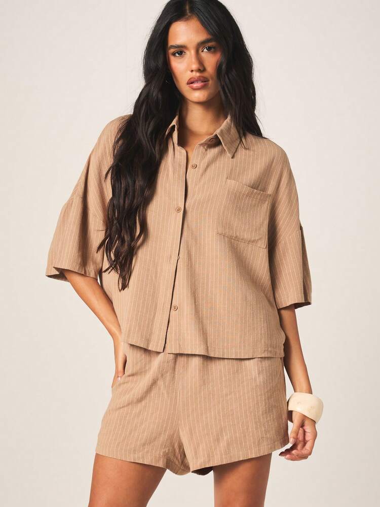 MISSGUIDED Luźny, dopasowany, dwuczęściowy komplet z koszulą w prążki, kołnierzykiem zapinanym na guziki z przodu i szortami z elastyczną talią, idealny na letnie, swobodne stylizacje