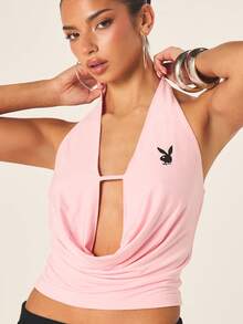 Missguided x Playboy Parte superior de mujer con cuello de cowl, escote halter y corte en V profundo con emblema de logo en color rosa - Rosa - Ver 1