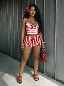 Slaydiva 2025春夏新款热销优雅休闲度假修身红白条纹针织纹理露背吊带金属装饰吊带背心+迷你短裤两件套。适合日常穿着、购物、派对、旅行、机场穿搭、早午餐穿搭、度假、波西米亚风、海滩装、婚礼季、约会等场合。 - 紅白色 - 查看 8