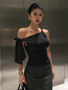 DAZY Asymmetrical Shoulder Tie Fitted Cropped Women T-Shirt - Black - View 3