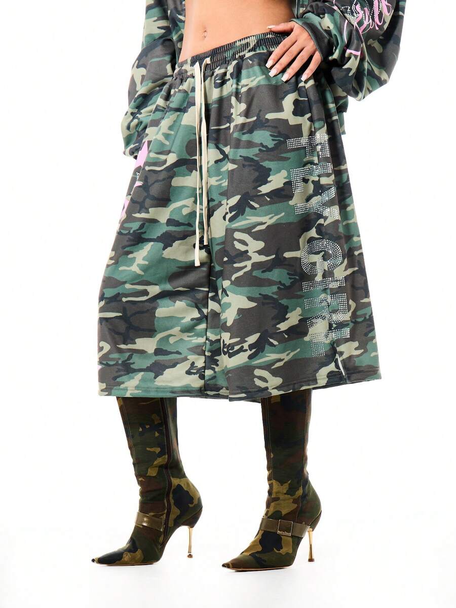 SUMWON WOMEN 宽松迷彩水钻装饰长款牛仔短裤，中腰设计，夏季休闲街头风。 - 軍綠色 - 查看 1