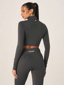 Missguided x Playboy Damen Crop Top mit hohem Kragen, durchgehendem Reißverschluss, langen Ärmeln und Logo, figurbetonte Trainings-Jacke für Fitnessstudio und Workout - Grau - Übersicht 2