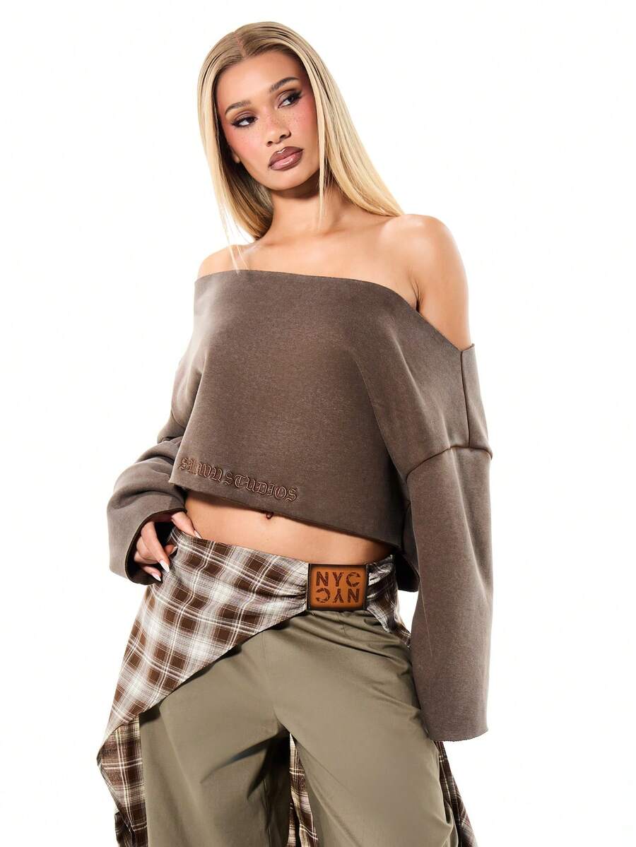 SUMWON WOMEN 女士露肩刺绣文字细节长袖套头短款卫衣，秋冬休闲上衣 - 咖啡棕 - 查看 1