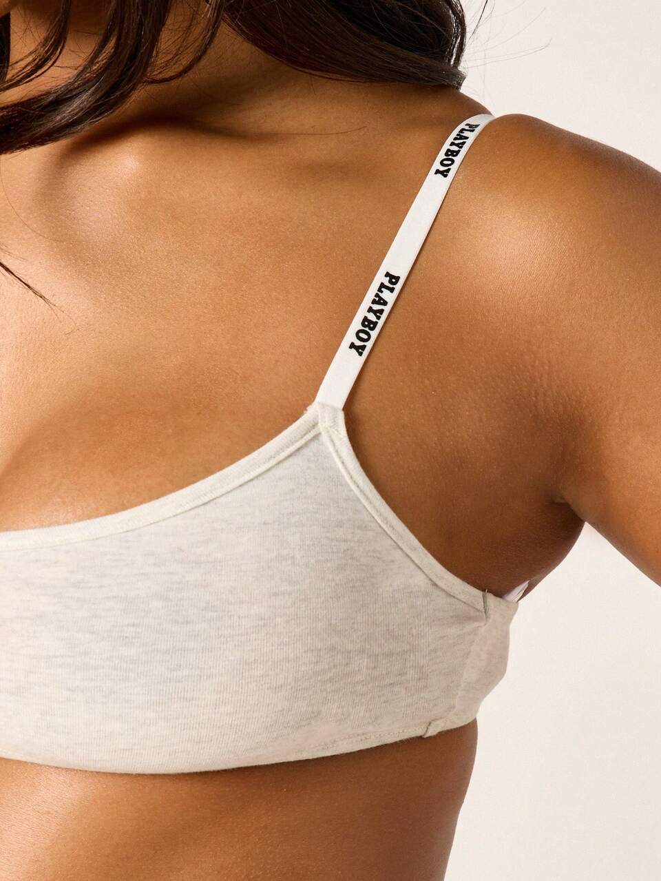 Missguided x Playboy Brassière côtelée de marque avec détail de bouton sur le devant et bretelles avec logo. Top court décontracté pour femmes