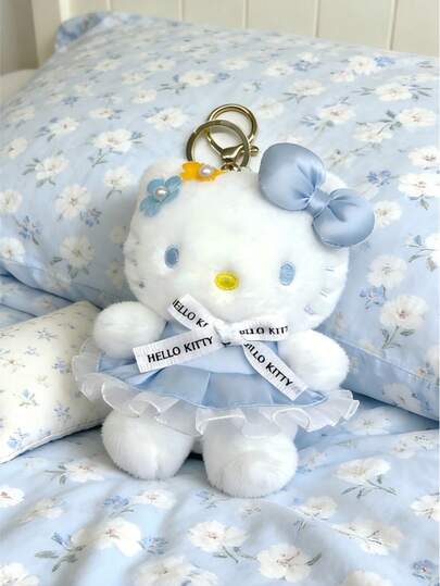 POKOJA LAND HELLO KITTY AND FRIENDS | 蓝色小猫毛绒玩具，可爱小猫吊坠，花朵蓝色裙子小猫，毛绒柔软时尚包包吊坠饰品，钥匙链配件，礼物伴侣，生日礼物和节日礼物的完美选择