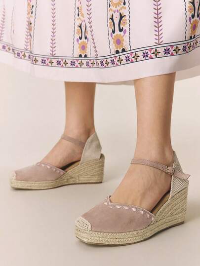 Styleloop صنادل نسائية ذات تصميم إبزيم عصري وقاعدة سميكة للارتداء اليومي