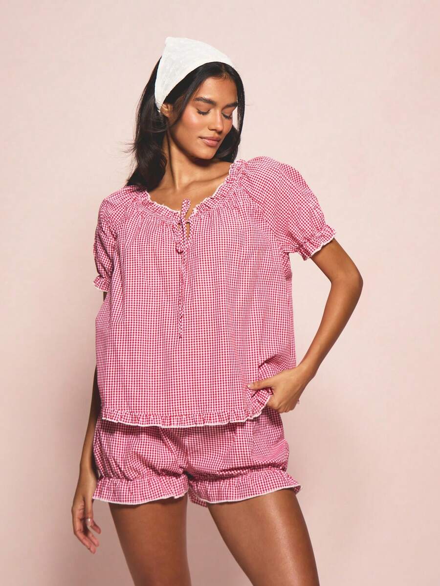MISSGUIDED Bộ đồ ngủ nữ tay ngắn kẻ caro hồng gồm áo có bèo nhún cài cúc phía trước và quần đùi cạp chun. - Đỏ - Xem 1
