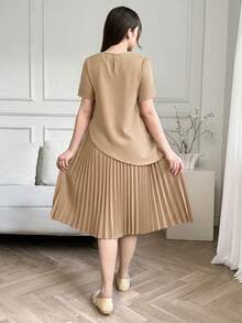 SHEIN Conjunto de top de manga corta con cuello redondo de punto de unicolor y falda mini plisada de estilo callejero casual para adolescentes, primavera/verano - Caqui - Ver 2