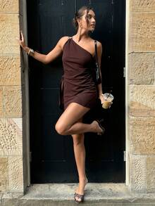 Siren Gaze 不对称领口金属细节垂褶迷你连衣裙 棕色连衣裙 - 棕色 - 查看 7