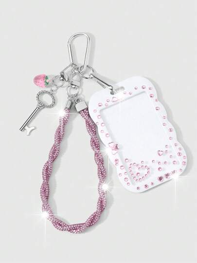 ROMWE Kawaii 1 Móc khóa nhựa màu hồng sang trọng tinh tế hình quả dâu tây, dây đeo cổ tay bằng gốm mềm đính đá sáng bóng, kiểu dáng trang sức kim cương tự làm, tặng kèm sticker đính đá hình trái tim, vỏ bọc thẻ trượt ren lượn sóng bằng acrylic trắng, vỏ bọc thẻ sinh viên, thẻ ngôi sao, vỏ bọc thẻ giao thông, phụ kiện móc khóa tự làm, mặt dây chuyền túi xách, thích hợp cho nhân viên văn phòng, sinh viên, người thích tiệc tùng, sử dụng hàng ngày, quà tặng ngày lễ.