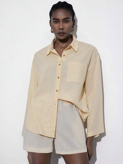 Aveloria Modichic 米白色极简休闲衬衫，通勤日常百搭，翻领设计，单口袋，宽松长款，轻盈亚麻质感面料，柔软舒适，适合春夏秋季穿着，可用于办公室、街头风、度假、朋友聚会、休闲放松等场合。复古美学长袖衬衫，单排扣设计，宽松版型，衬衫短裤两件套。