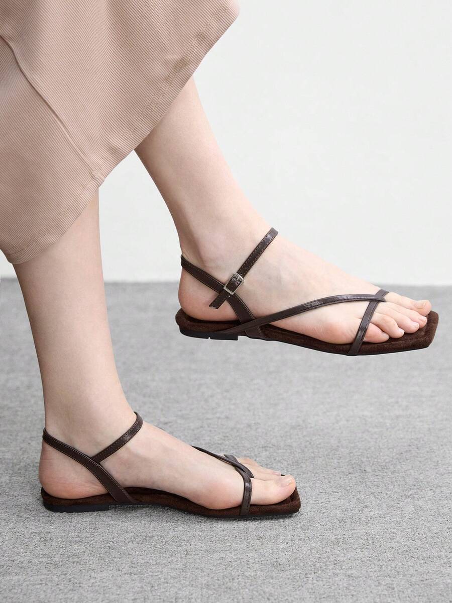 CUCCOO BIZCHIC Sandalias planas de tacón cuadrado francés de alta gama para mujer, nuevas para el verano 2026, con correa y hebilla, de punta abierta - Marrón - Ver 1