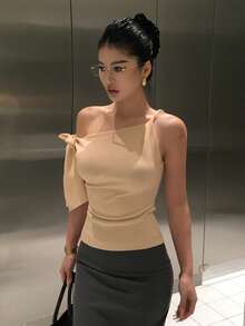 DAZY Áo thun nữ dáng ngắn ôm sát, buộc dây vai bất đối xứng - Màu Khaki - Xem 5