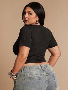 SHEIN BAE 大码黑色亮片修身短袖T恤，适合休闲、外出、派对、约会、朋友聚会、音乐节、夏季上衣、假期、春假、情人节、狂欢节、2026年狂欢节女士造型、曲线美、优雅派对装扮、海滩度假、婚礼宾客派对、外出、度假、生日派对、正式场合、下午茶、俱乐部、基础款短袖上衣、机场旅行等场合。 - 黑色 - 查看 2