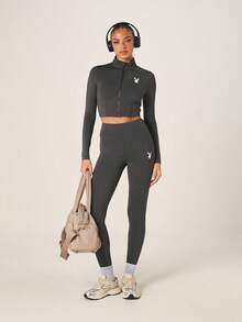 Missguided x Playboy Damen Crop Top mit hohem Kragen, durchgehendem Reißverschluss, langen Ärmeln und Logo, figurbetonte Trainings-Jacke für Fitnessstudio und Workout - Grau - Übersicht 3