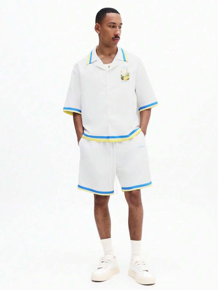 Męski, obszerny zestaw składający się z koszuli zapinanej na guziki i spodenek z nadrukiem krajobrazowym w kolorze niebiesko-żółtym w paski, letni, wakacyjny strój dwuczęściowy