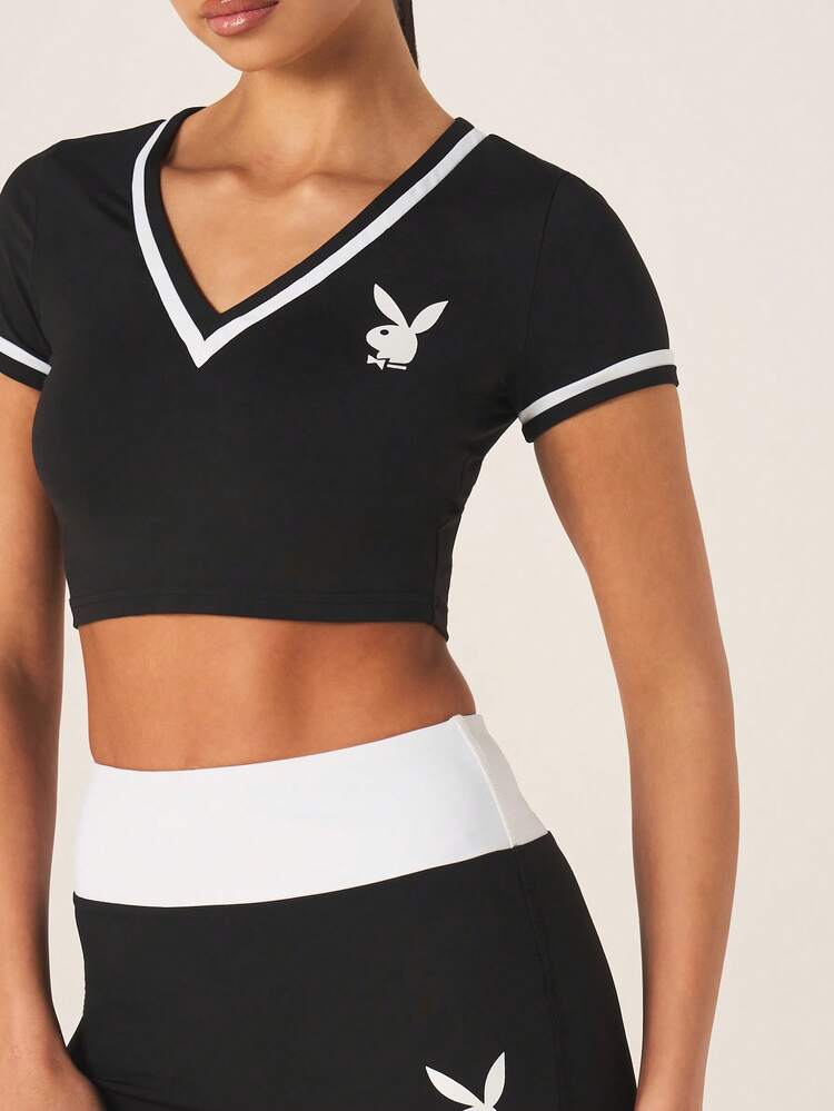 Missguided x Playboy Top court actif avec col en V, manches courtes, logo de lapin blanc sur fond noir, t-shirt athlétique