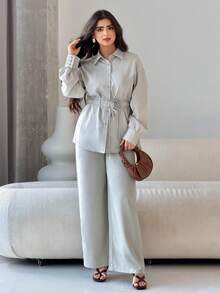 Mulvari Bộ đồ nữ kẻ sọc gồm áo dài tay cài cúc phía trước và quần dài tay bèo nhún, kiểu dáng thường ngày. - Màu be - Xem 5