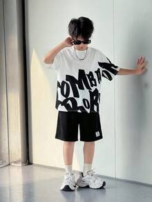 SHEIN Setelan 2 Potong Gaya Jalanan Kasual untuk Anak Laki-Laki, Terdiri dari Kaos Pullover dengan Huruf Besar dan Celana Pendek Warna Polos, Anak-Anak - Hitam dan Putih - View 6