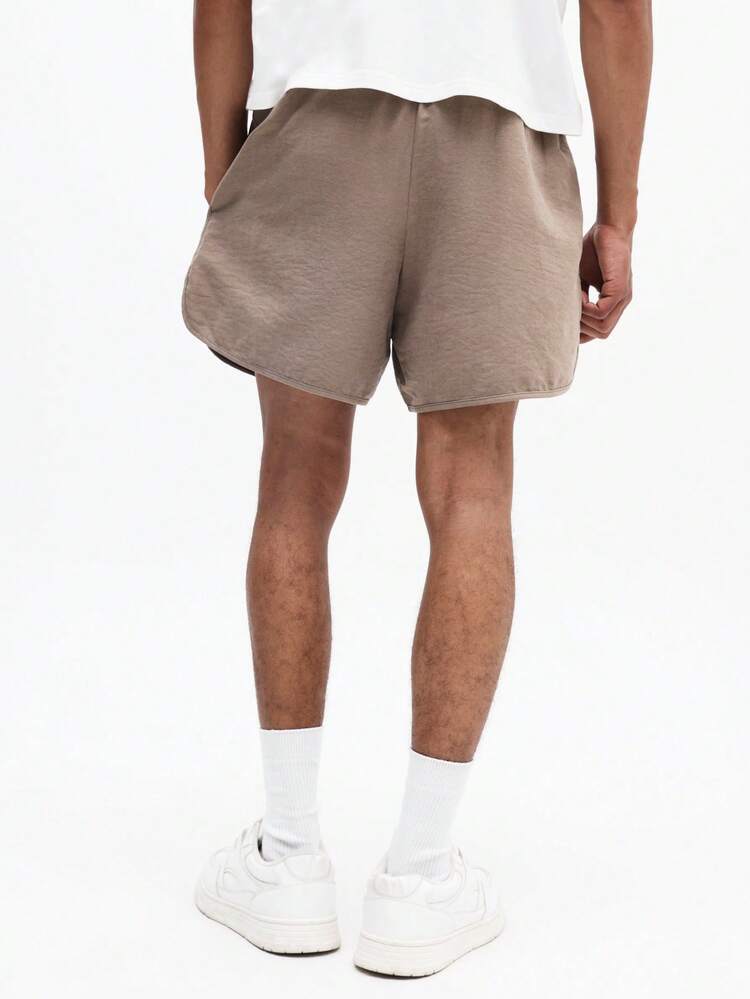 Short décontracté pour hommes avec cordon de serrage et logo brodé. Short d'été confortable et ample pour le quotidien avec poches latérales