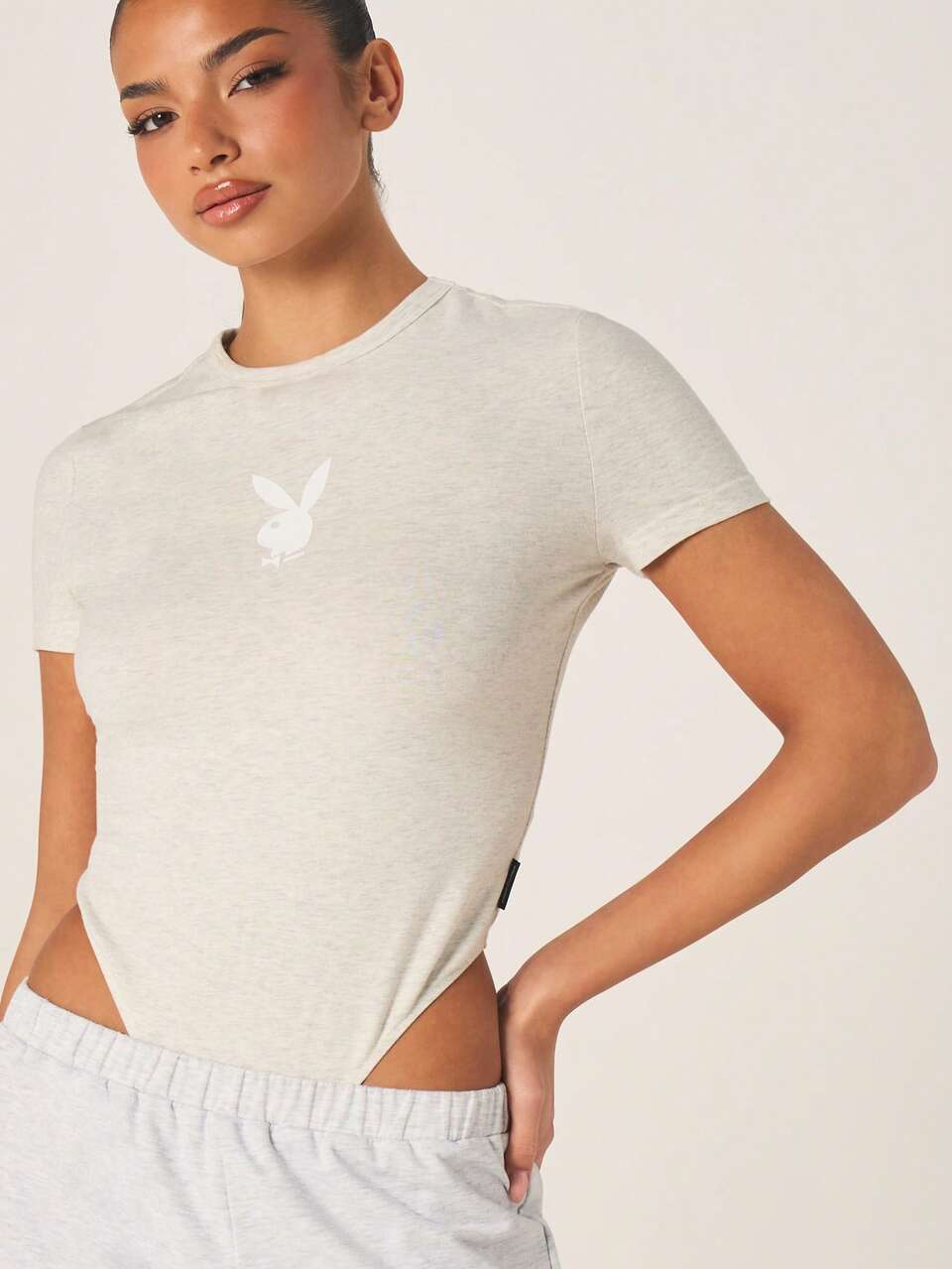 Missguided x Playboy Kurzarm anliegende Crop Bodysuit mit Hase Logo Muster, lässiges Streetwear Jersey Oberteil