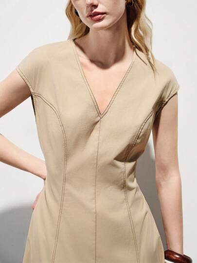 Aveloria Modichic High-Quality Textured Chiffon Craftsmanship, Beige Color Scheme, Minimalist Fashionable Style, V-Neck Design, Sleeveless Element, Slim And Slimming Features, Fishtail Dress Silhouette, Soft And Skin-Friendly Fabric, Contrast Stitching Edge Design. Suitable For Workplace Commuting, Daily Dates, Business Meetings, Afternoon Chats, Urban Leisure, Art Exhibitions, Vacation Travel Occasions. V-Neck Topstitching Decoration, Waist-Defining Fashionable Elegant, Versatile And Slimming Long Dress For Women.