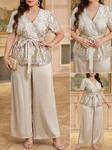 SHEIN Clasi Bộ trang phục công sở thường ngày dành cho nữ cỡ lớn: Áo tay ngắn cổ chữ V, chất liệu jacquard, thiết kế thắt eo, kết hợp với quần ống rộng. - Vàng - Xem 1