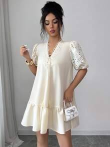 Modelyn 女士纯色V领蕾丝拼接荷叶边短袖迷你连衣裙 - 杏色 - 查看 3