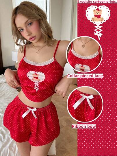 SHEIN Conjunto de ropa de dormir para mujer, camiseta de tirantes con decoración de osos con corazones de lunares rojos y shorts de seda con ribete de encaje