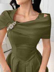 Modelyn Gaun Elegan Wanita Warna Polos dengan Hiasan Berlian Imitasi dan Leher Asimetris, Gaun Musim Panas untuk Wanita - Hijau Tentara - View 3