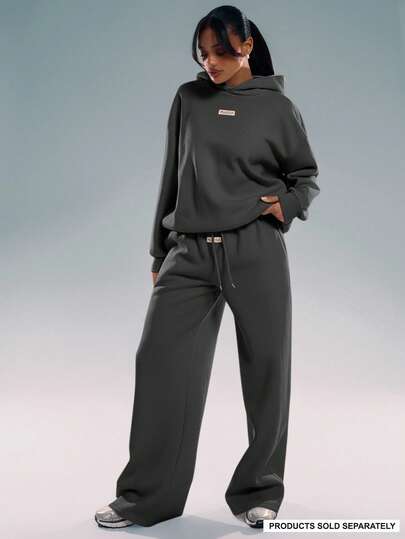 MUSERA 超大Logo连帽卫衣。适合机场休闲、毕业典礼、教师节、返校季等场合，冬春季皆宜。