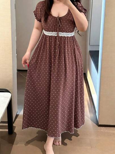 Dazy Plus ثوب نوم طويل أنيق بياقة مستديرة وربطة عنق، مزين بتباين الدانتيل عند الخصر، وأكمام قصيرة مع طبعات زهور صغيرة