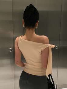 DAZY Áo thun nữ dáng ngắn ôm sát, buộc dây vai bất đối xứng - Màu Khaki - Xem 2