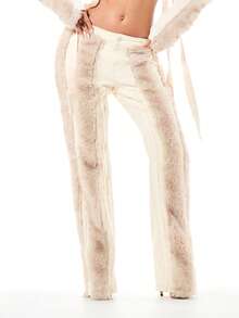 SUMWON WOMEN Quần jeans ống loe cạp cao màu kem viền lông thú sang trọng với các mảng lông giả cao cấp ở hai bên hông và kiểu dáng ống rộng, thích hợp cho thời trang thu đông. - Màu be - Xem 1