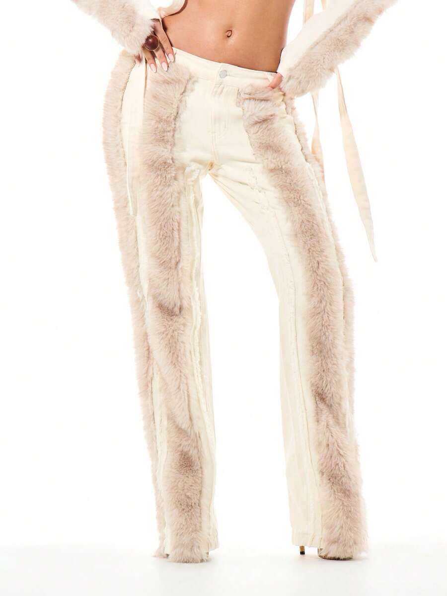 SUMWON WOMEN Quần jeans ống loe cạp cao màu kem viền lông thú sang trọng với các mảng lông giả cao cấp ở hai bên hông và kiểu dáng ống rộng, thích hợp cho thời trang thu đông. - Màu be - Xem 1