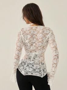 Rafferiza 女士夏季法式休闲纯粹欲望荷叶边V领长袖蝴蝶结腰身修身半透明高档蕾丝提花衬衫 - 白色 - 查看 2