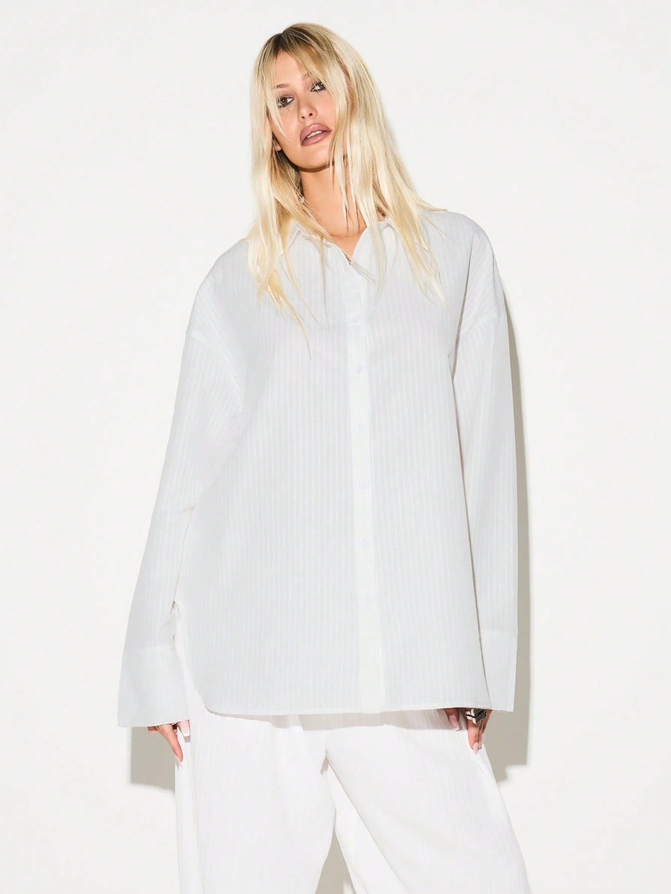 KIZN Camicia a righe con colletto aperto sulla schiena e dettaglio cravatta