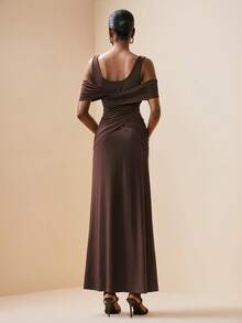 Zivah Vestido elegante de hombros descubiertos con pliegues en marrón, de estilo casual y de negocios para la primavera/verano 2026 - Marrón - Ver 3