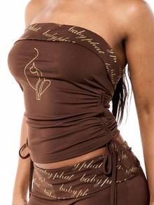 BABYPHAT Top bandeau marrón para mujer con estampado de texto dorado y fruncido lateral, top tubo sin tirantes de jersey para salidas casuales de verano - Marrón - Ver 4