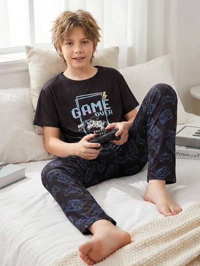 Conjunto de pijama de pantalón y top de manga corta con estampado de texto y consola de juegos, de moda y cómodo para niños