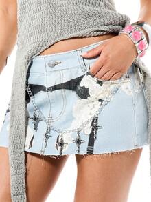 SUMWON WOMEN 做旧浅色水洗牛仔迷你裙，饰有蕾丝贴片和金属链条细节，适合夏季音乐节造型 - 淺色水洗藍 - 查看 6