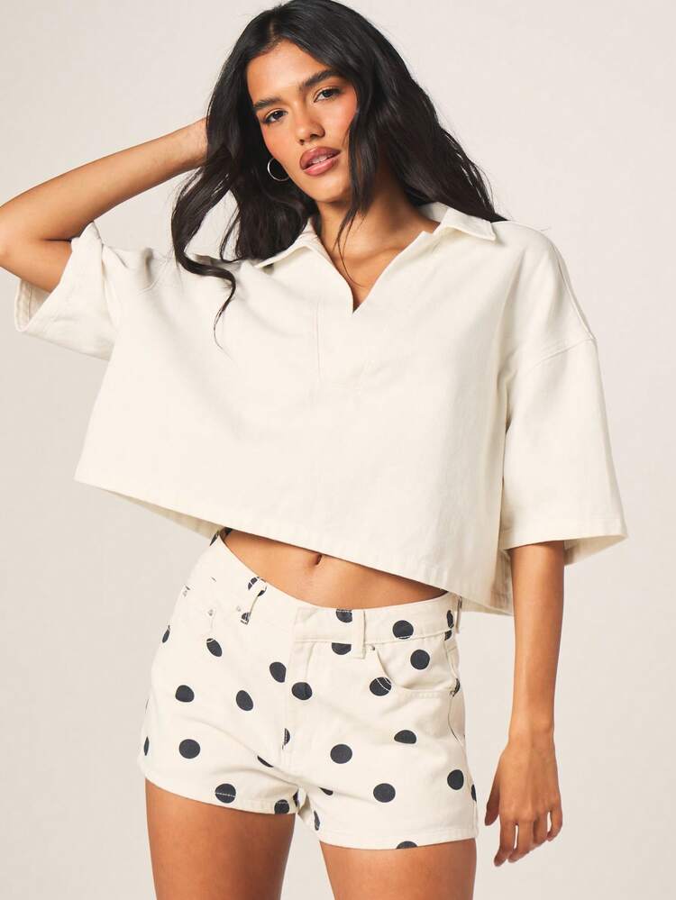 MISSGUIDED Top Casual de Verão Branca com Botões na Frente, Manga Curta, Gola Polo, Ajuste Quadrado, Cropped em Denim