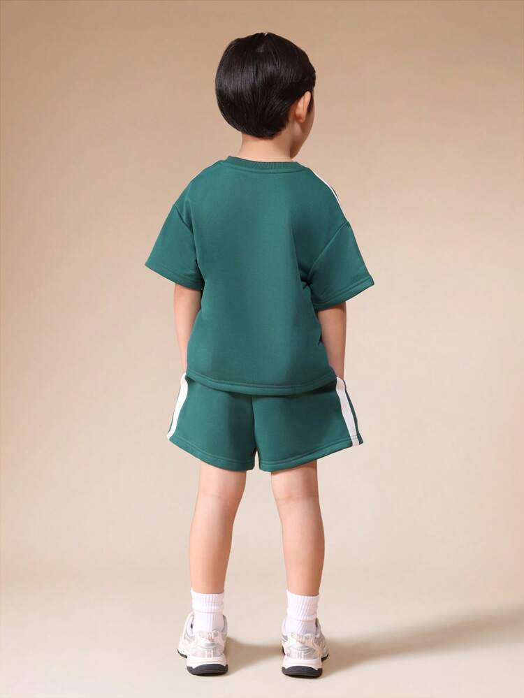 크루넥 티셔츠와 반바지 세트