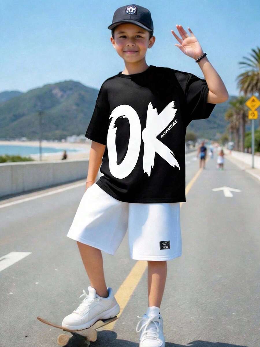 SHEIN Conjunto informal de 2 piezas para niño preadolescente con camiseta de manga corta con gráfico de letra grande y pantalones cortos de unicolor, estilo callejero - Blanco y Negro - Ver 1