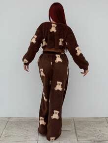 Bearsaez 女款卡通熊图案抓绒斜肩卫衣和裤子套装，秋冬 - 棕色 - 查看 2