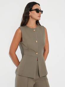 Aveloria Modichic 精裁细作，珍珠灰绿色调，简约现代风格，商务正装，无袖圆领设计，金属纽扣元素，收腰修身剪裁，直筒七分裤，高密度涤纶混纺面料，挺括耐穿，适合职场会议、商务谈判、公司活动、正式场合及日常办公穿着，展现干练、专业、优雅的自信风范。新款女士马甲七分裤两件套 - 橄欖綠 - 查看 5