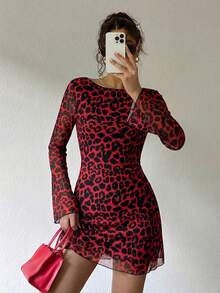 SHEIN EZwear 新款春夏时尚豹纹网纱迷你露背连衣裙，女士露背连衣裙，红色猎豹纹连衣裙，豹纹连衣裙，动物纹连衣裙，红色连衣裙，女士猎豹纹连衣裙，红色豹纹连衣裙，红黑连衣裙，女士长袖圆领露背连衣裙，女士连衣裙，女士红色连衣裙，豹纹长袖连衣裙，豹纹连衣裙 - 紅色 - 查看 2