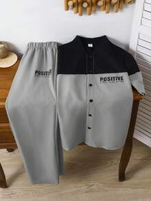 SHEIN 两件套青少年男童休闲日常舒适字母图案拼接撞色 Polo 领开襟短袖宽松衬衫和纯色直筒裤套装 - 灰色 - 查看 3