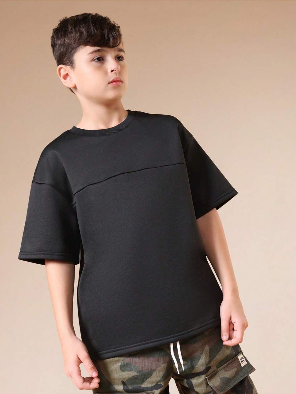 Camiseta preta de gola redonda com estampa nas costas