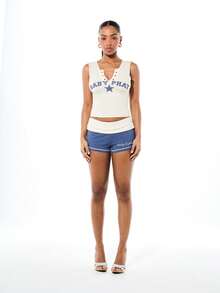 BABYPHAT Áo tank top cổ chữ V lấy cảm hứng từ phong cách vintage với chi tiết khoen kim loại và họa tiết logo ngôi sao. - Màu be - Xem 3